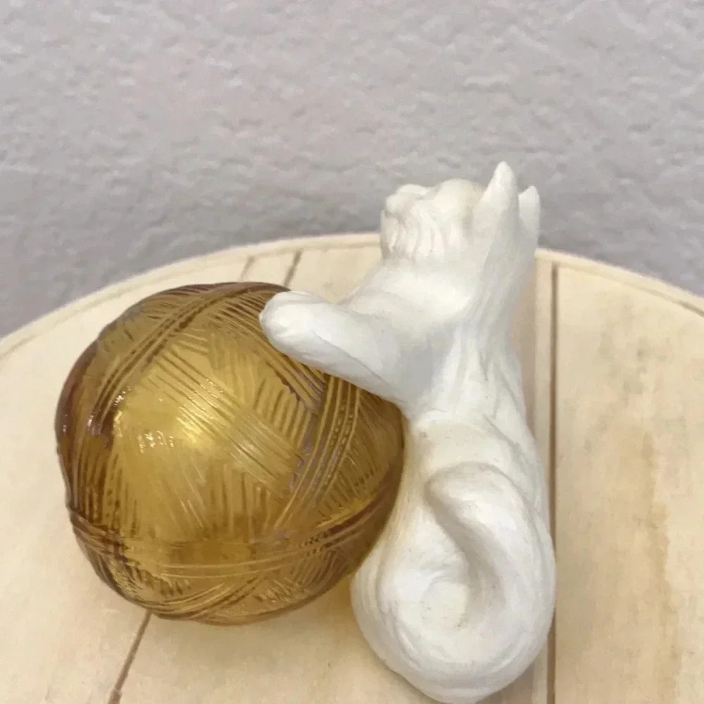 Vintage Avon Cat Playing withTwine - Picture 3 of 5